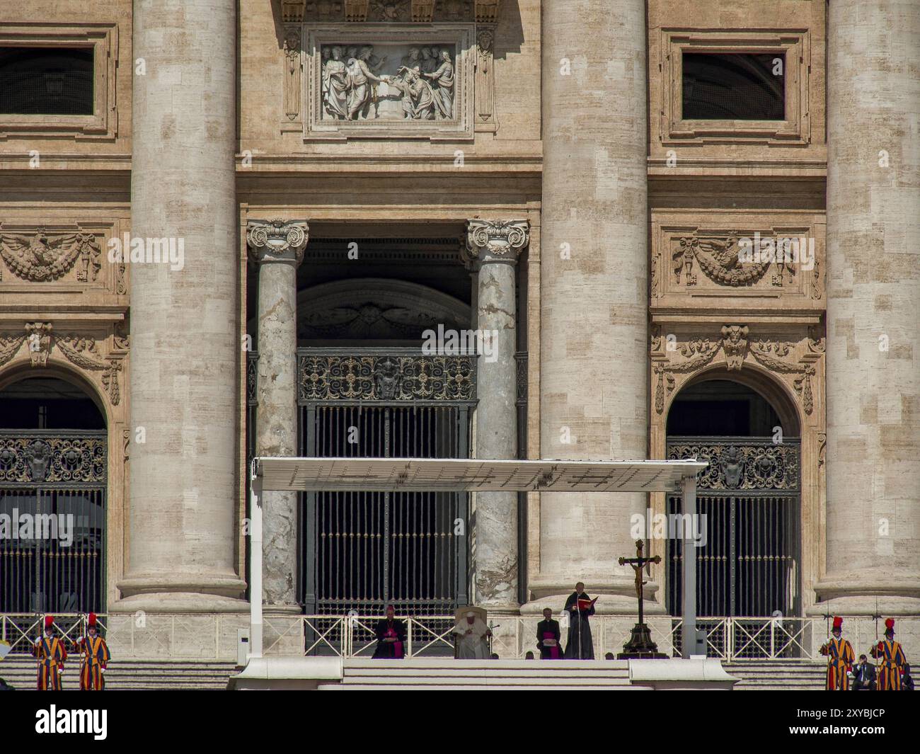 Geschmückter Eingang zu einer Kathedrale mit Säulen, geschnitzten Reliefs und Wachen, Rom, Italien, Europa Stockfoto