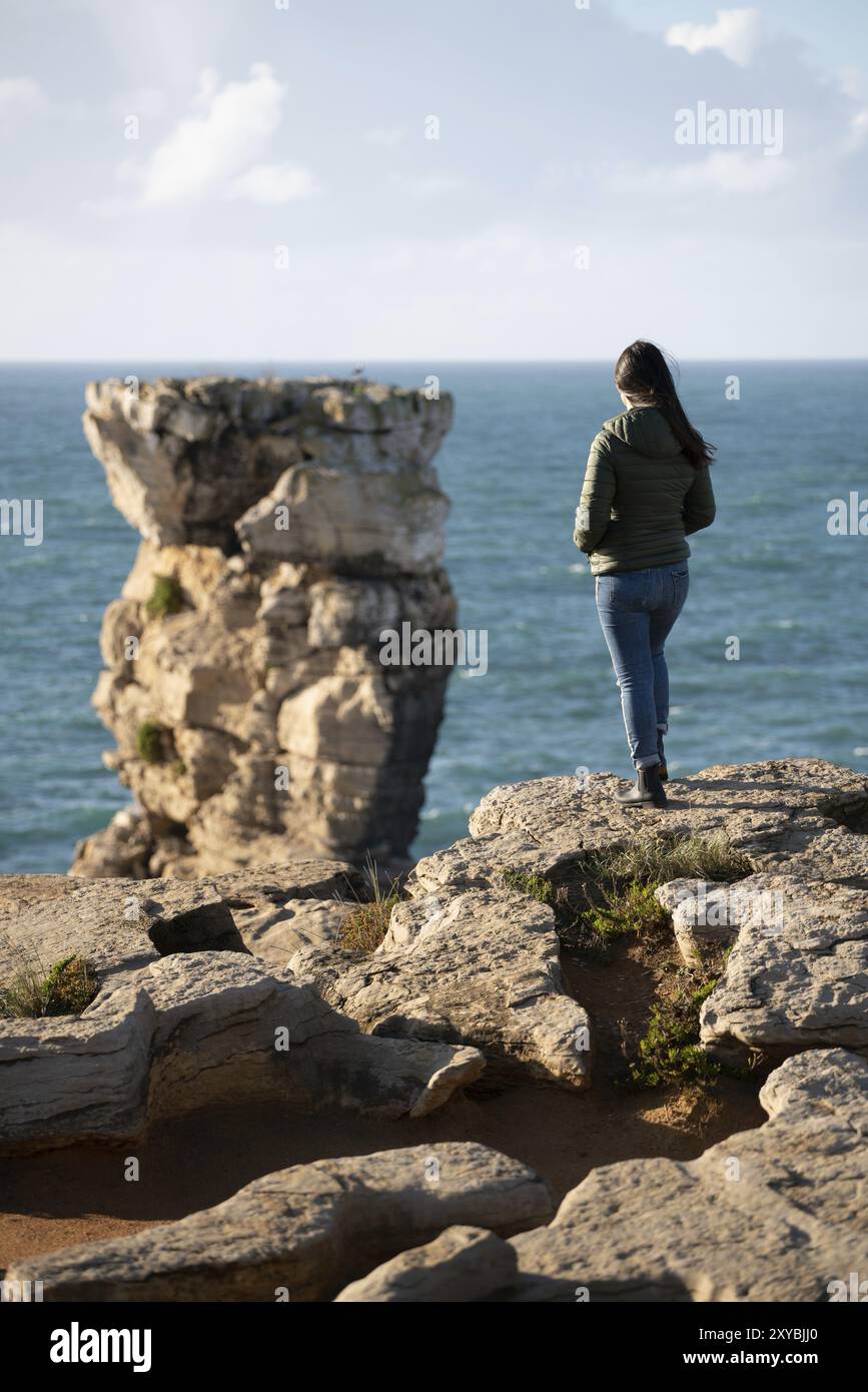 Frau in der Landschaft der Klippen am Cabo Carvoeiro Cape mit Blick auf die Insel Berlengas in Peniche, Portugal, Europa Stockfoto