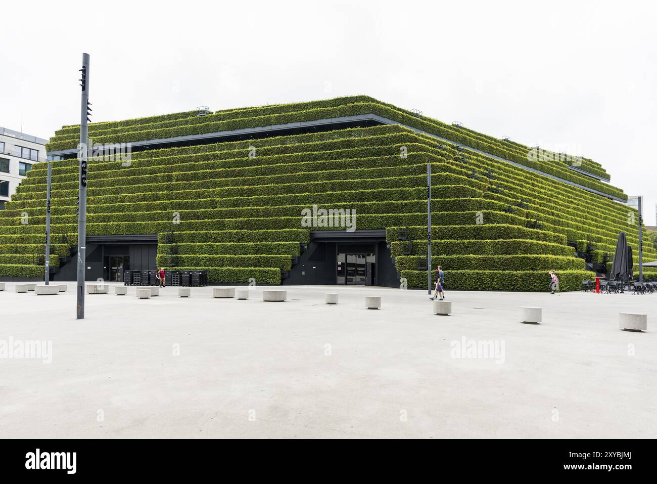 KOE-Bogen II Büro- und Geschäftshaus, Fassade mit Hainbuchenhecken bepflanzt, Architekt Christoph Ingenhoven, Düsseldorf, Rheinland, Nordrhein- Stockfoto