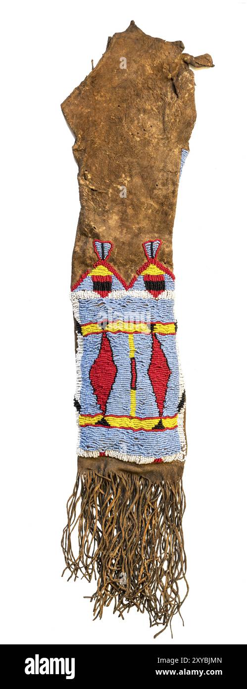 Sack mit den nordamerikanischen Indianern. Hergestellt aus Hirschleder, aufgestickt mit bunten Glasperlen und Lederschnüren auf weißem Hintergrund Stockfoto