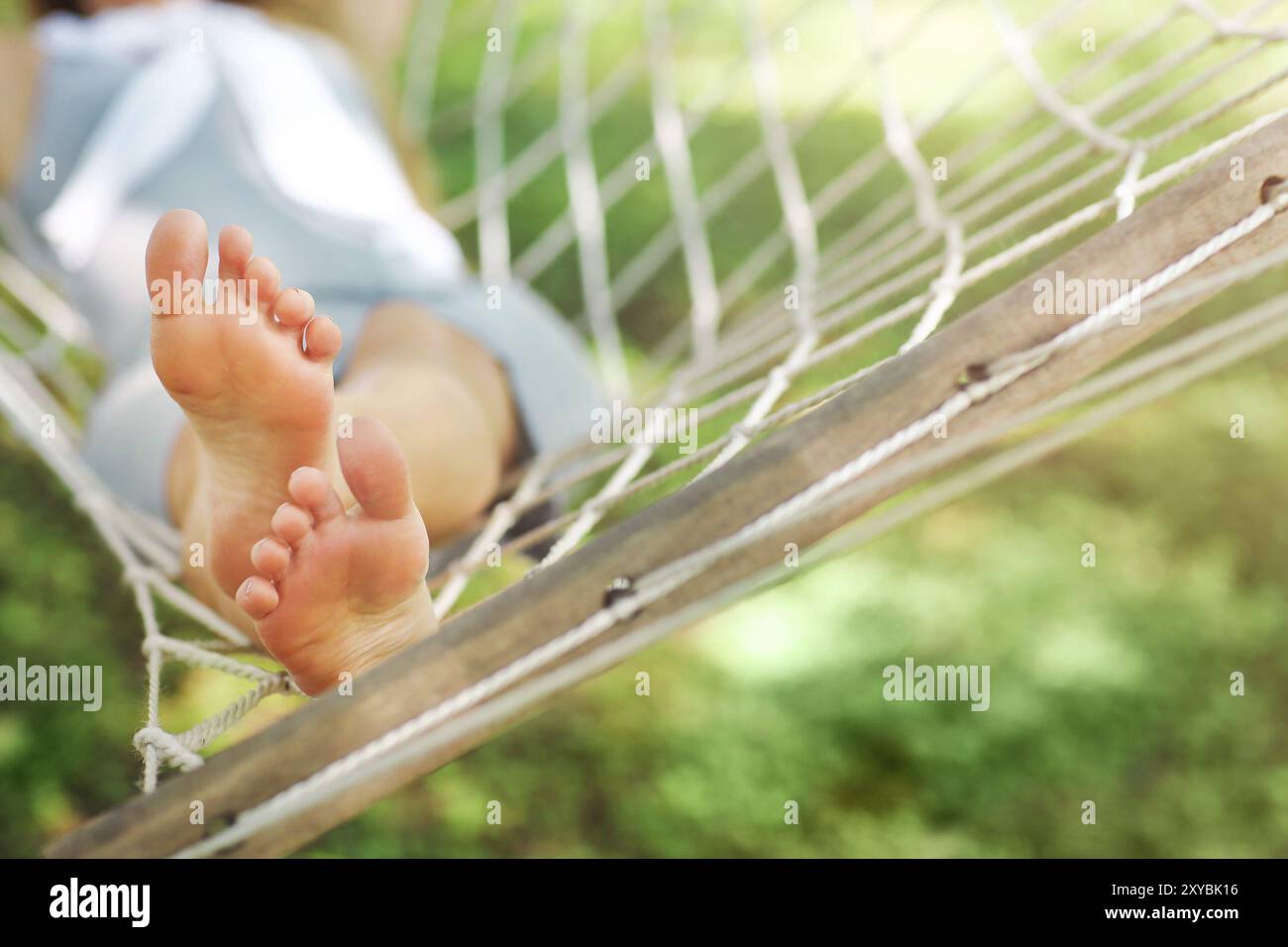 Junge Frau entspannen auf der Hängematte im Freien Stockfoto