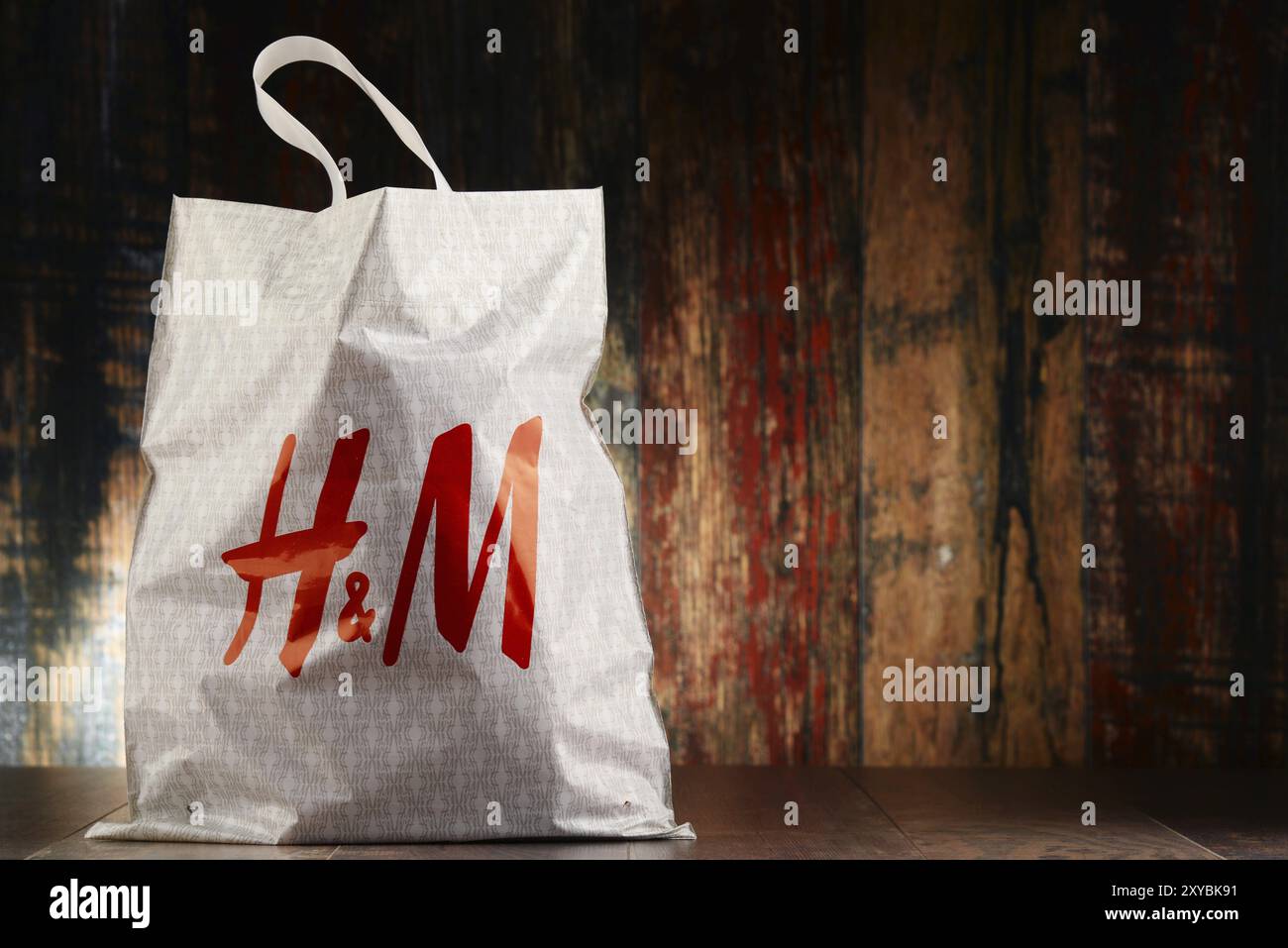 H & M Hennes & Mauritz ab ist ein schwedisches multinationales Bekleidungsunternehmen, das über 000 Geschäfte in 62 Ländern weltweit betreibt Stockfoto