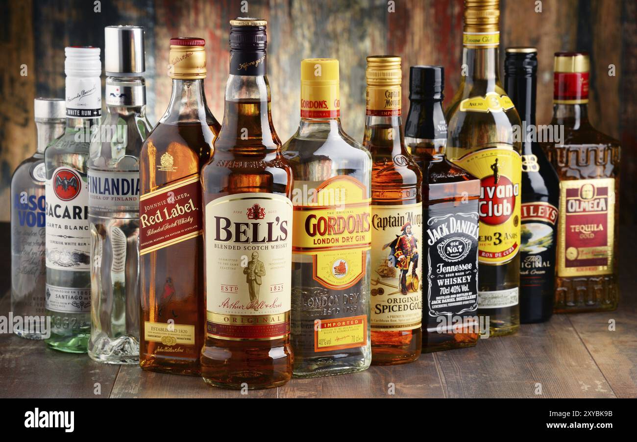 Weltweit konsumieren rund 2 Milliarden Menschen Alkohol, eine der am häufigsten verwendeten Freizeitdrogen der Welt, mit einem jährlichen Verbrauch von über 6 Litern reinen Alkohols Stockfoto