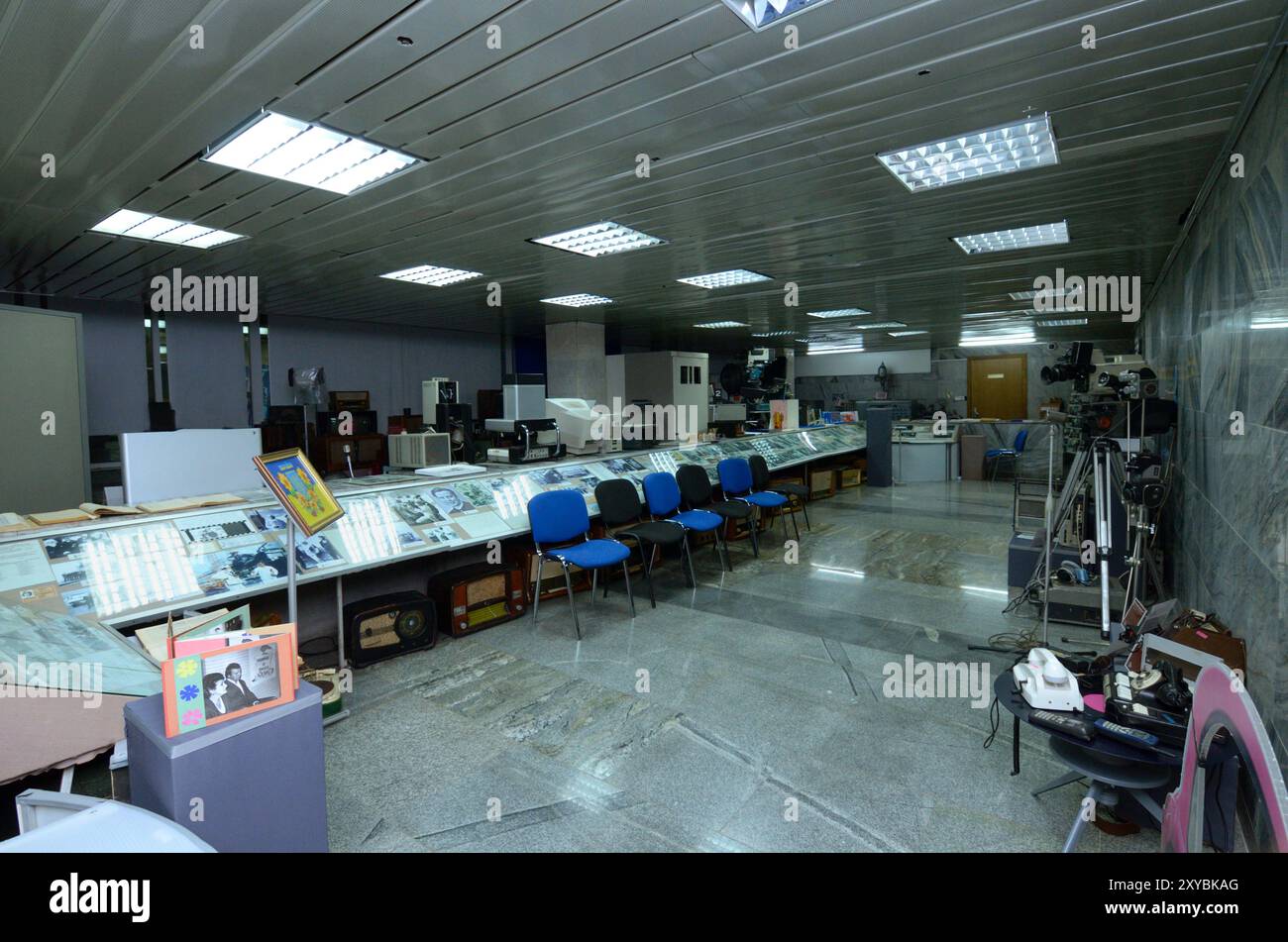 Im Museumsraum und im Innenraum befinden sich Exponate aus den 1950er-60er-Jahren. Museum für Fernsehgeschichte. November 2020. Kiew, Ukraine Stockfoto