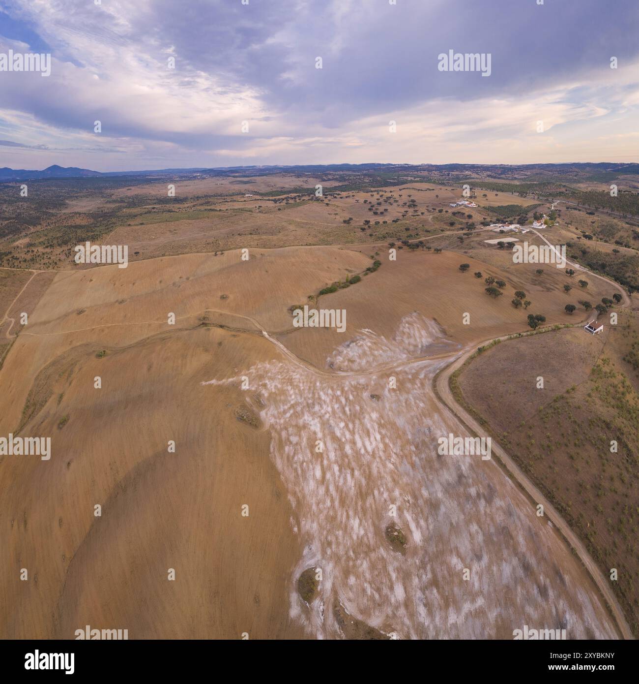 Drohnenpanorama einer wüstenartigen Hügellandschaft mit Marmorsteinstaub bei Sonnenuntergang in Terena, Portugal, Europa Stockfoto