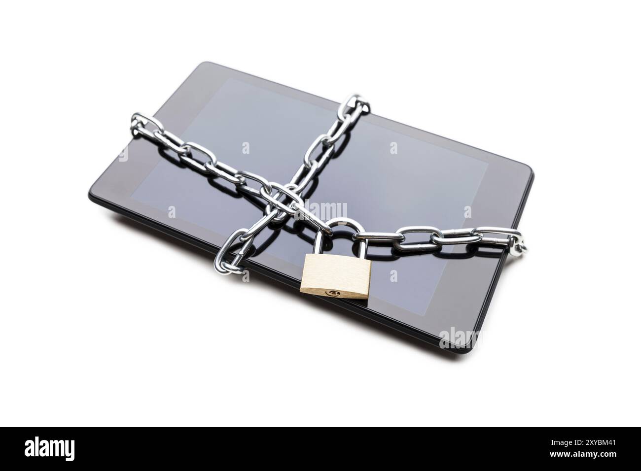 Sicherheits- und Schutzkonzept für persönliche Daten, Metallkette mit verriegeltem Vorhängeschloss auf Smartphone oder digitalem Tablet-Computer, weiß isoliert Stockfoto