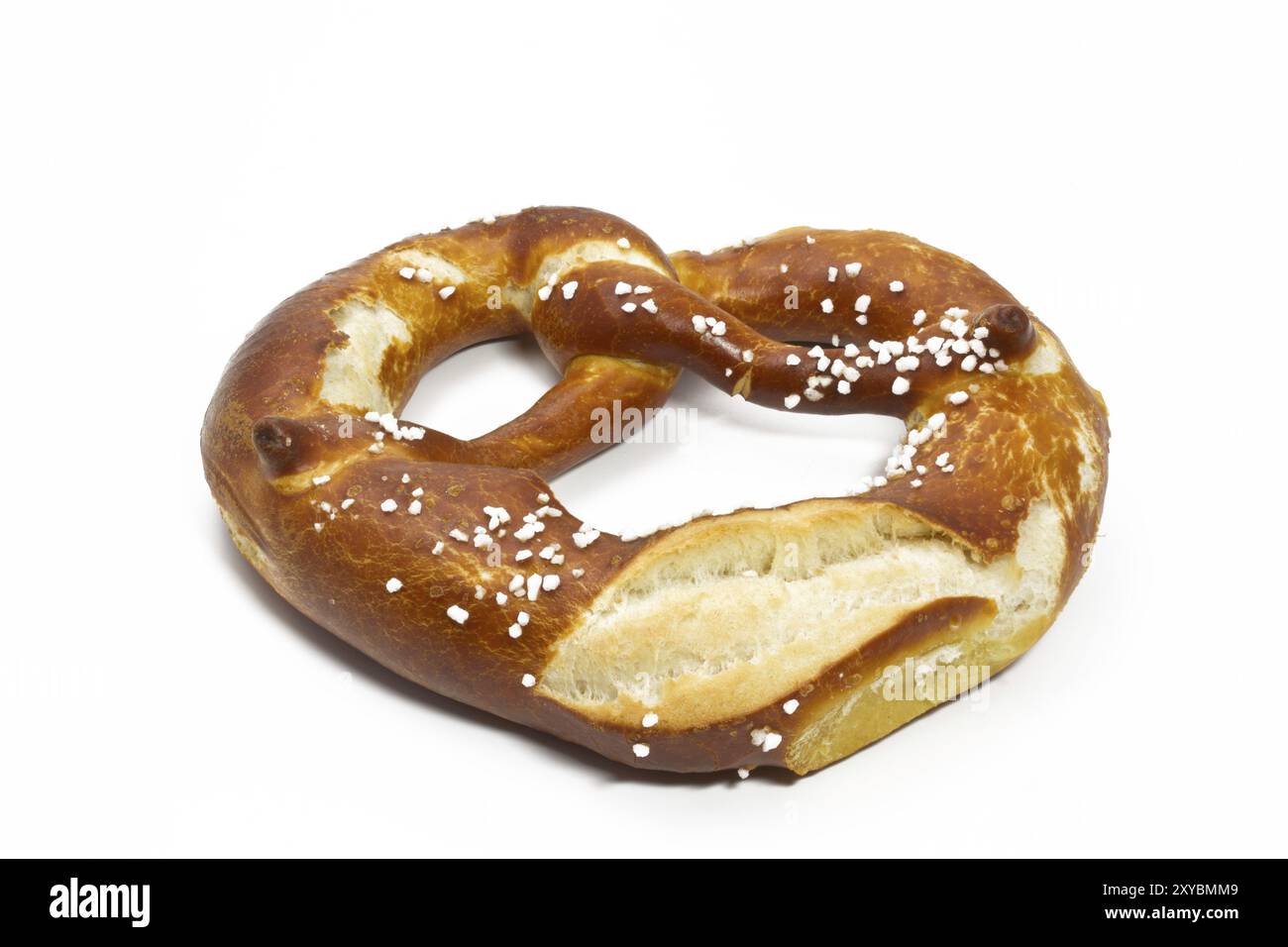 Frische Brezel aus Bayern auf weißem Hintergrund Stockfoto