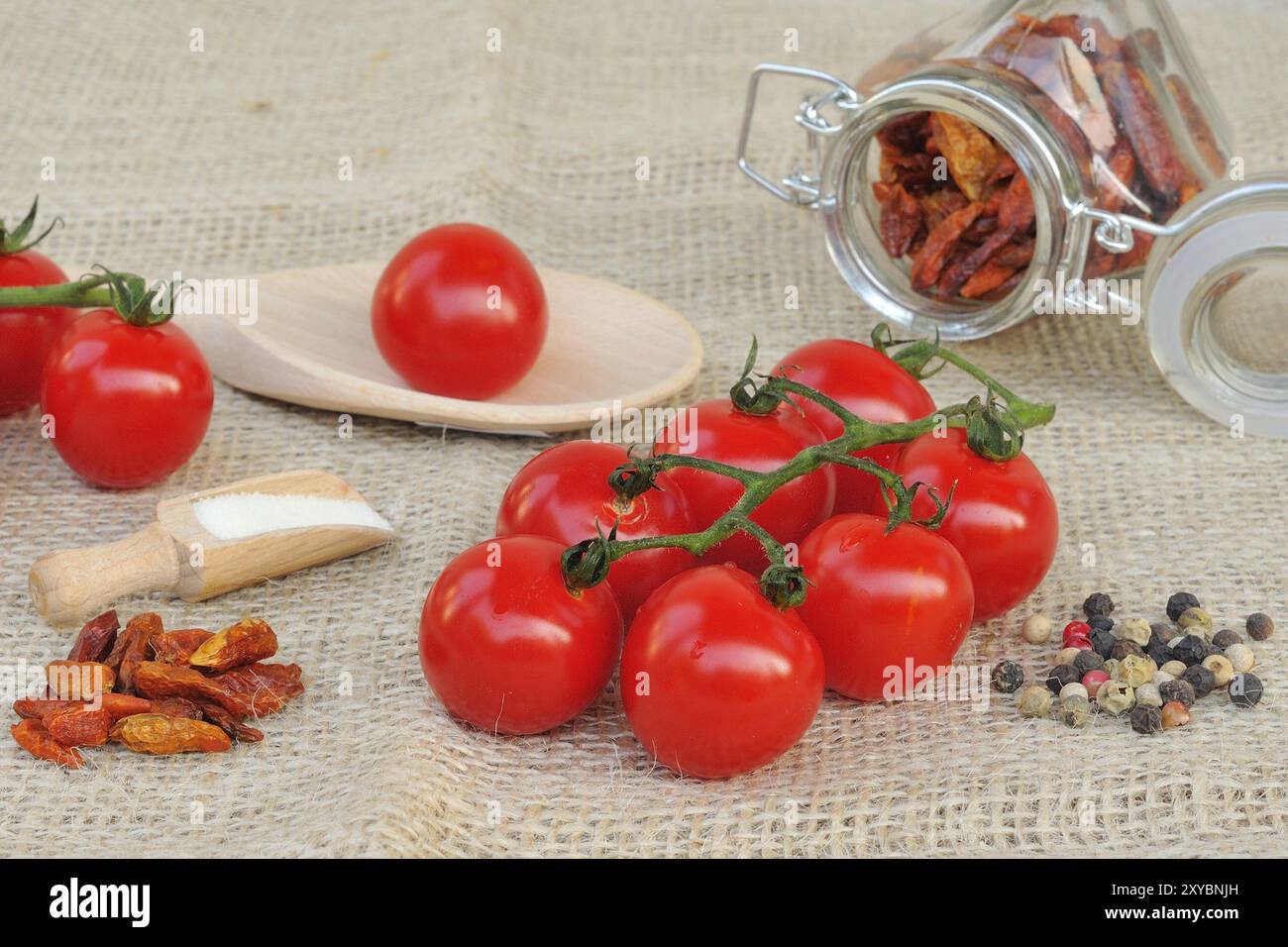 Kirschtomate mit verschiedenen Gewürzen Stockfoto