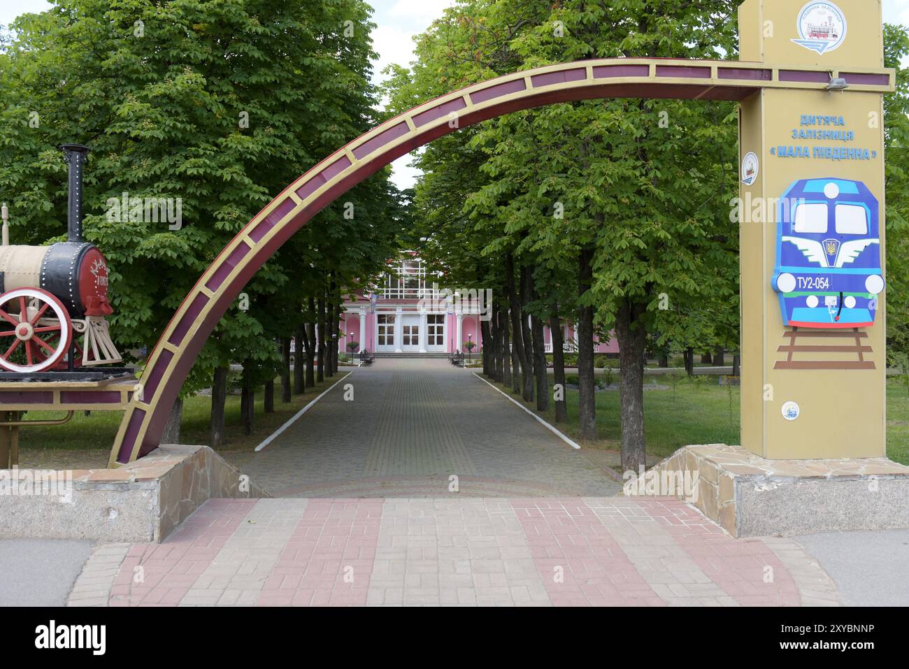 Haupteingang zur Kinderbahn von Charkiw, Ukraine, Mai 2024 Stockfoto