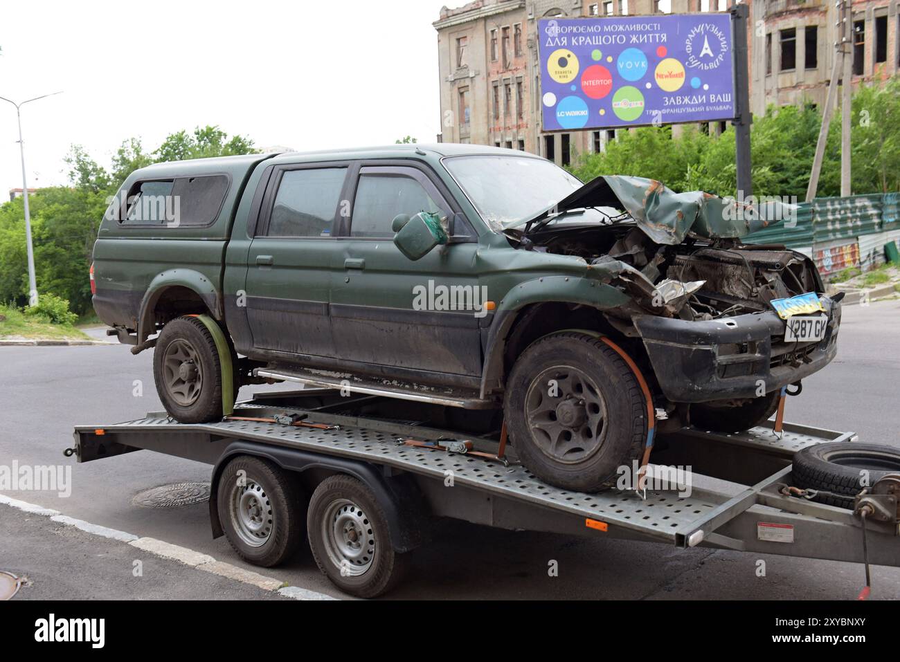 Ein Unfall beschädigte den Mitsubishi 4x4 orr Road Pickup Truck in Grün vom Frontdienst der ukrainischen Armee. Charkiv Mai 2024 Stockfoto