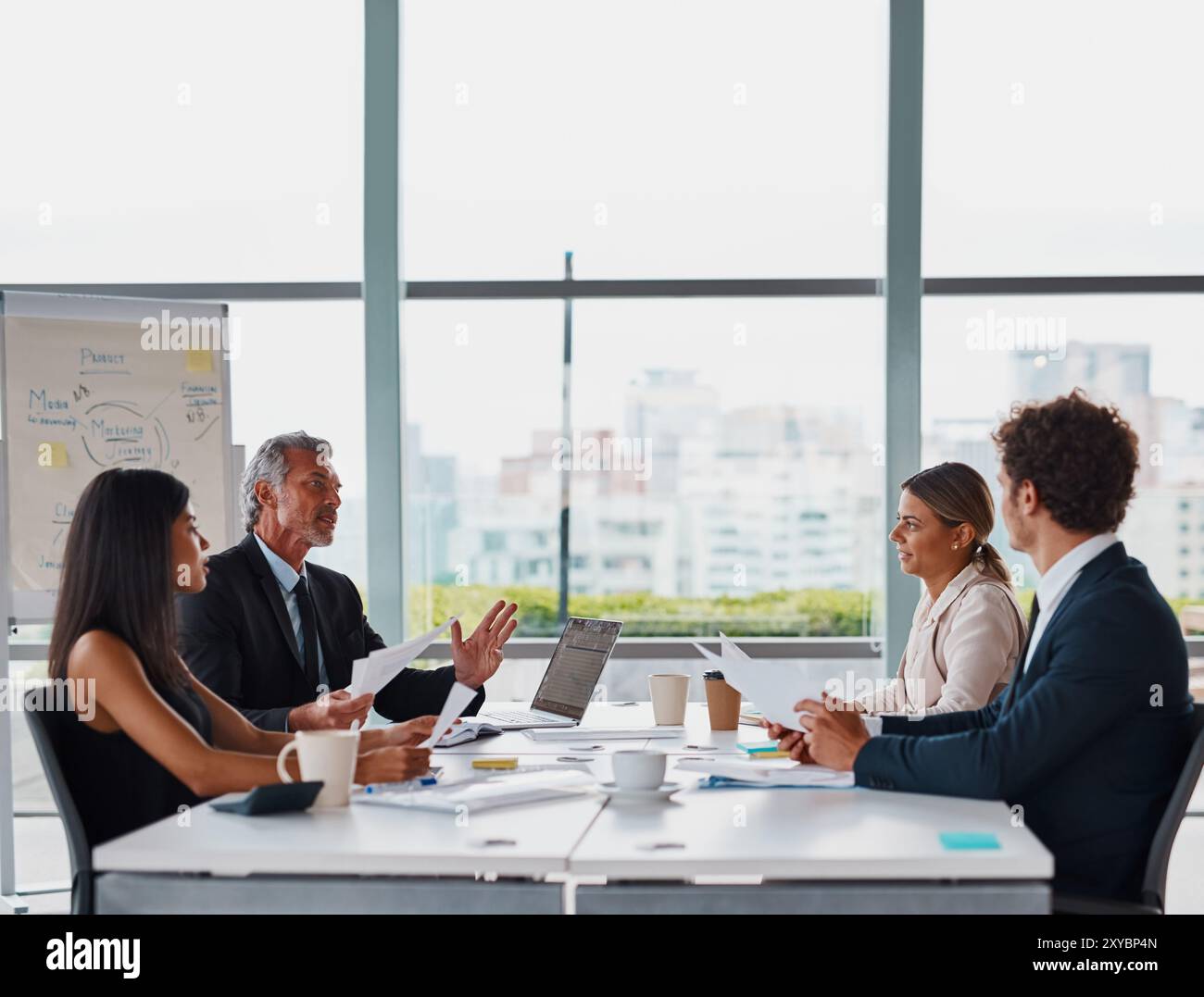 Team, Geschäftsleute und Dokumente in der Besprechung für Feedback, Rezension und Diskussion der Ziele. Büro, Mitarbeiter und Buchhalter mit Stockfoto
