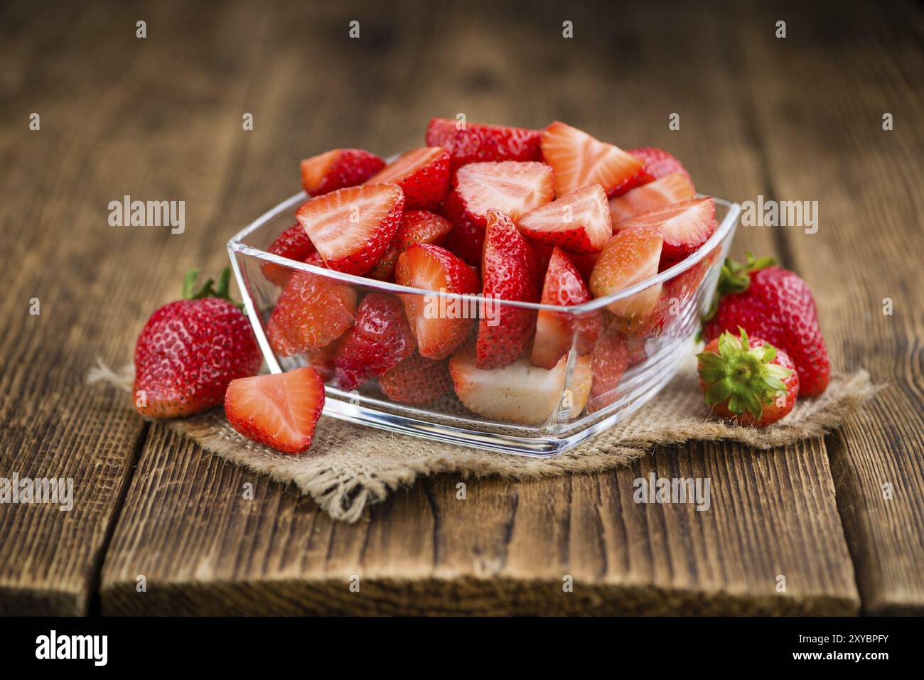 Frische gehackte Erdbeeren auf einem vintage Hintergrund als detaillierte Nahaufnahme Stockfoto