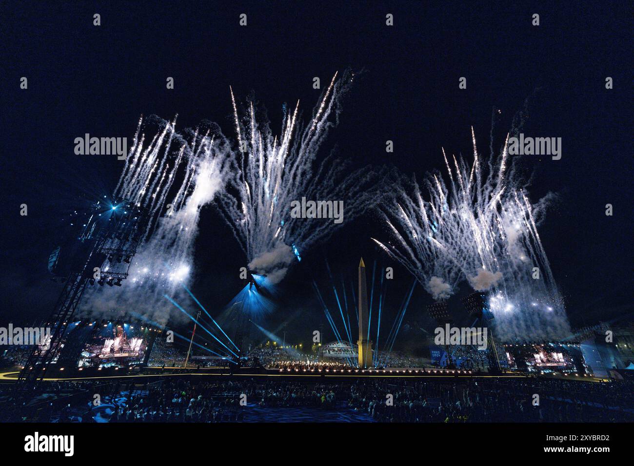 Feuerwerk während der Eröffnungszeremonie der Paralympics 2024 am Mittwoch, 28. August 2024, am Place de la Concorde in Paris, Frankreich. (Jon Stockfoto