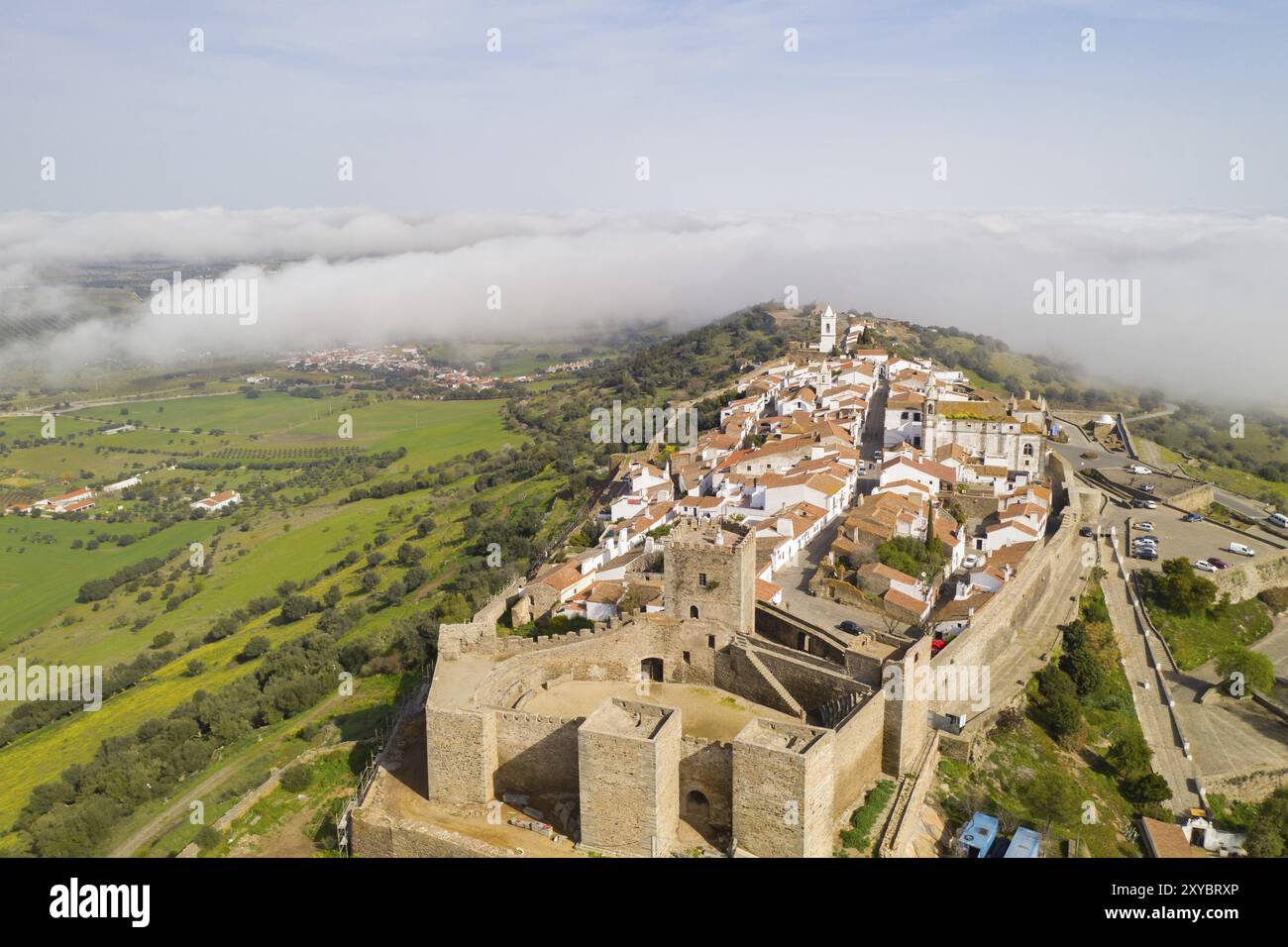Monsaraz Drohne aus der Luft auf die Wolken in Alentejo, Portugal, Europa Stockfoto