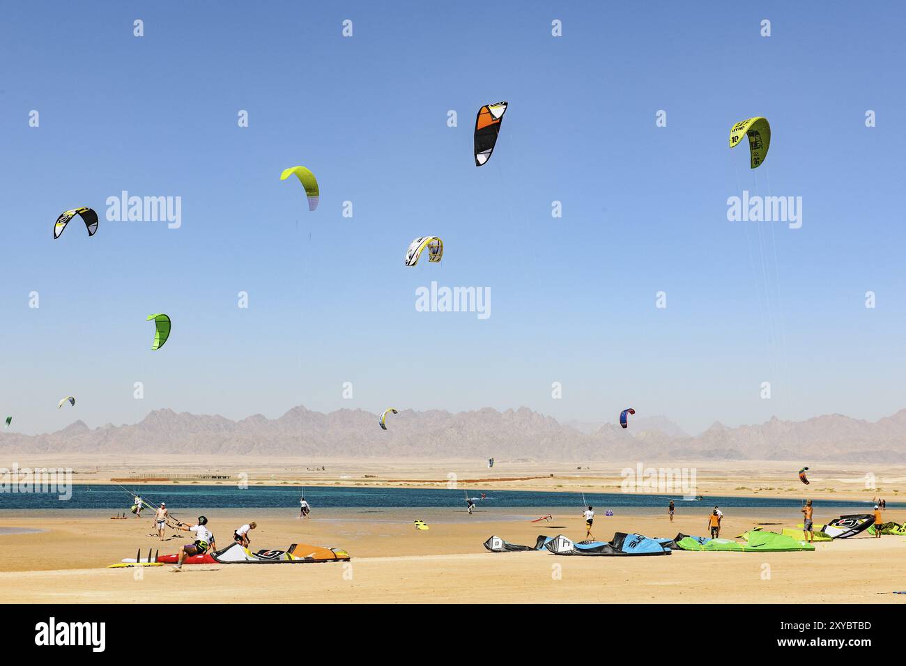 Segeln Kitesurfer Kitesurfer Kitesurfer Kitesurfer auf dem Meer, viele Kitesegel am blauen Himmel ohne Wolken im Vordergrund entworfene Kitesegel Kite s Stockfoto