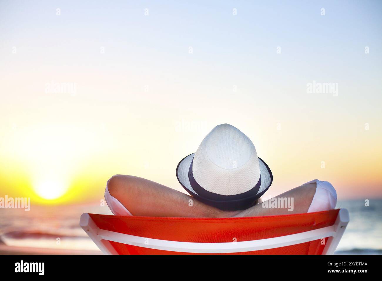 Junger Mann entspannt am Strand zurück. Sommer Urlaub. Entspannen Konzept Stockfoto