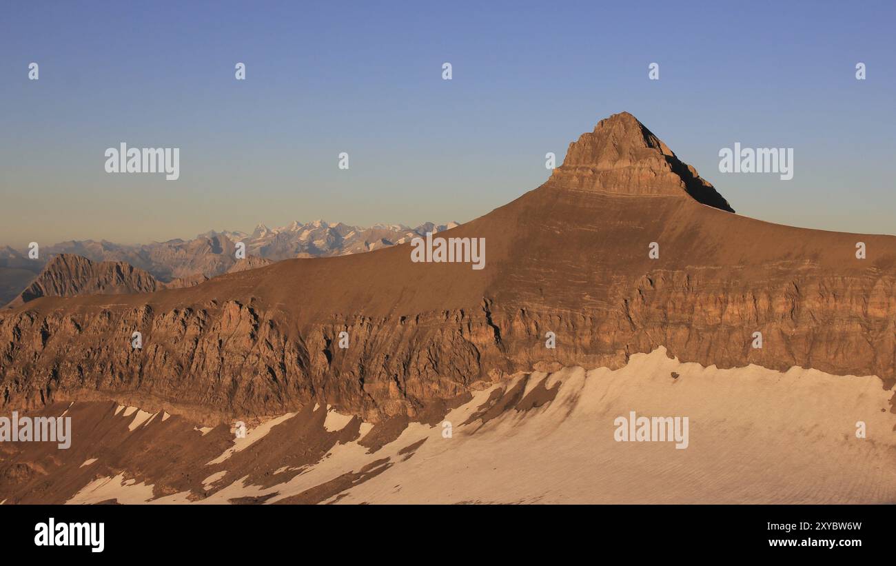 Hochgebirge in den Schweizer Alpen. Das Oldenhorn im Sommer. Goldenes Abendlicht Stockfoto