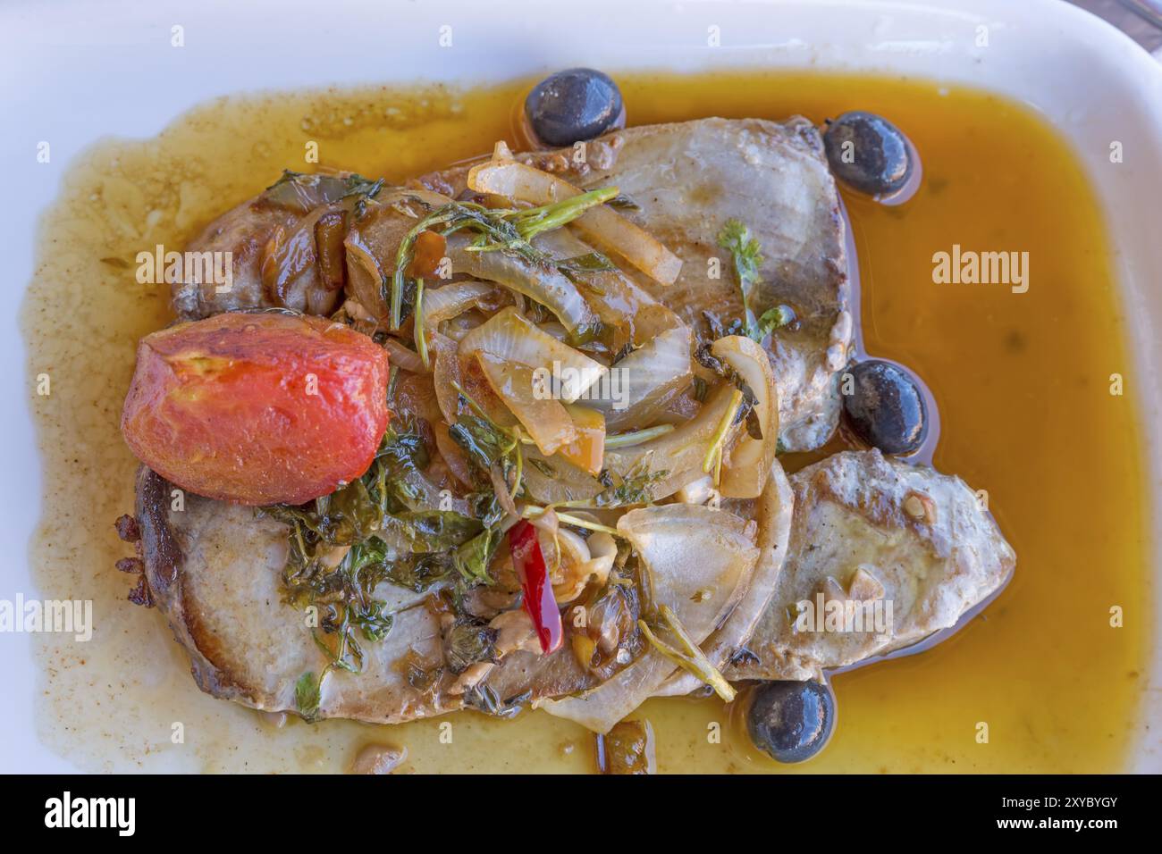 Thunfisch Steak mit Sauce und Beilagen Stockfoto