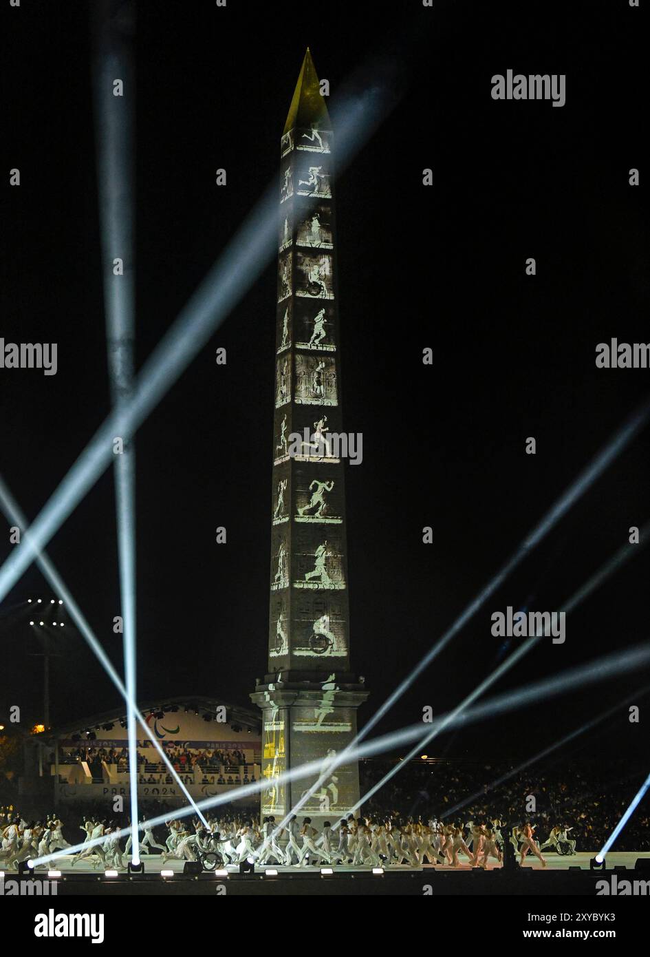 Paris, Ile de France, Frankreich. August 2024. Der Obelisk von Luxor wird bei der Paralympischen Eröffnungszeremonie 2024 am Place de la Concorde beleuchtet. (Kreditbild: © Mark Edward Harris/ZUMA Press Wire) NUR REDAKTIONELLE VERWENDUNG! Nicht für kommerzielle ZWECKE! Stockfoto