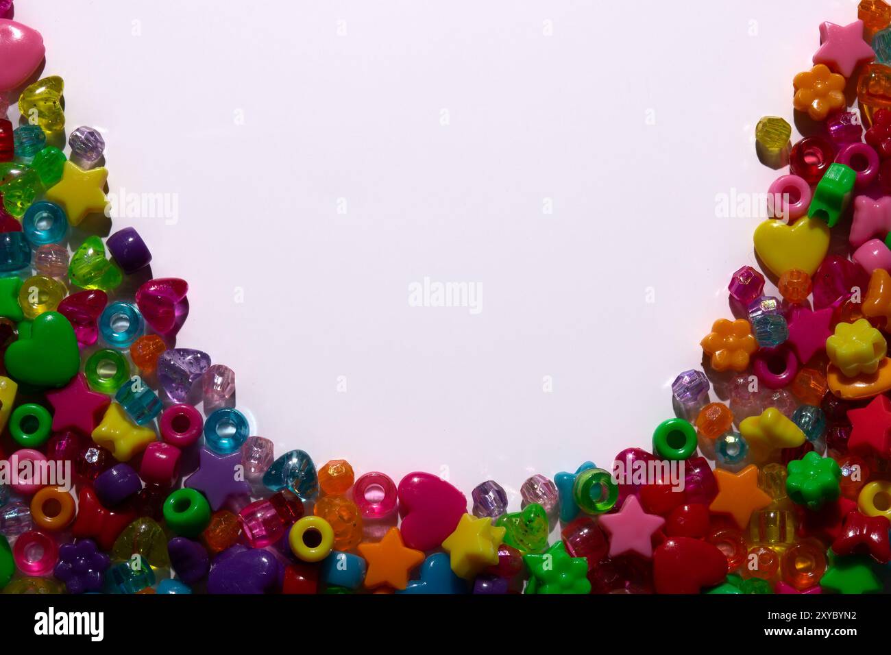 Ein Kreis, der vollständig aus zahlreichen Perlen in verschiedenen leuchtenden Farben besteht und eine optisch auffällige geometrische Form schafft. Stockfoto