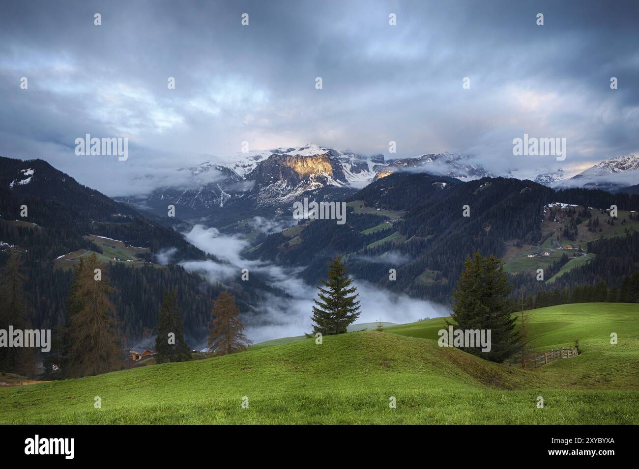 Trübe Sonnenaufgang über Dolomiten. Italienischen Dolomiten Stockfoto