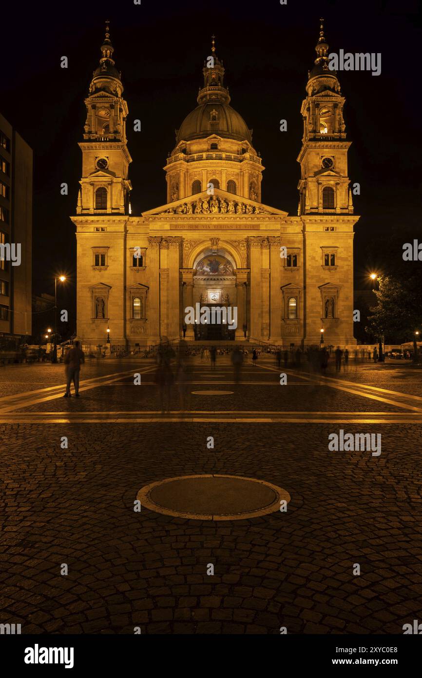 Der Stephansdom beleuchtet nachts in Budapest, Ungarn, Wahrzeichen der Stadt, Architektur im neoklassizistischen Stil, Europa Stockfoto