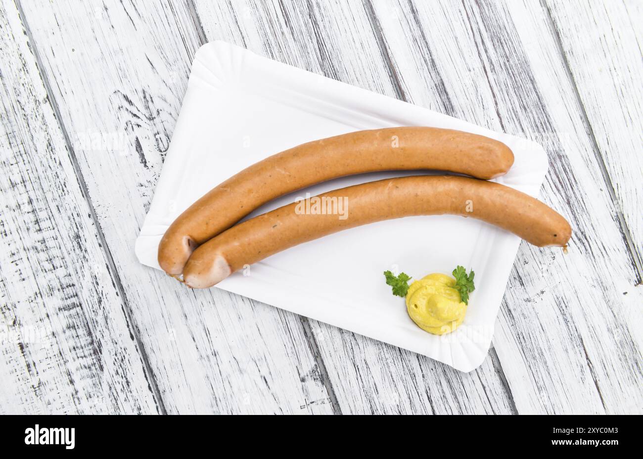 Würstchen (Frankfurter) auf rustikalen Holzmöbeln Hintergrund (Nahaufnahme) Stockfoto