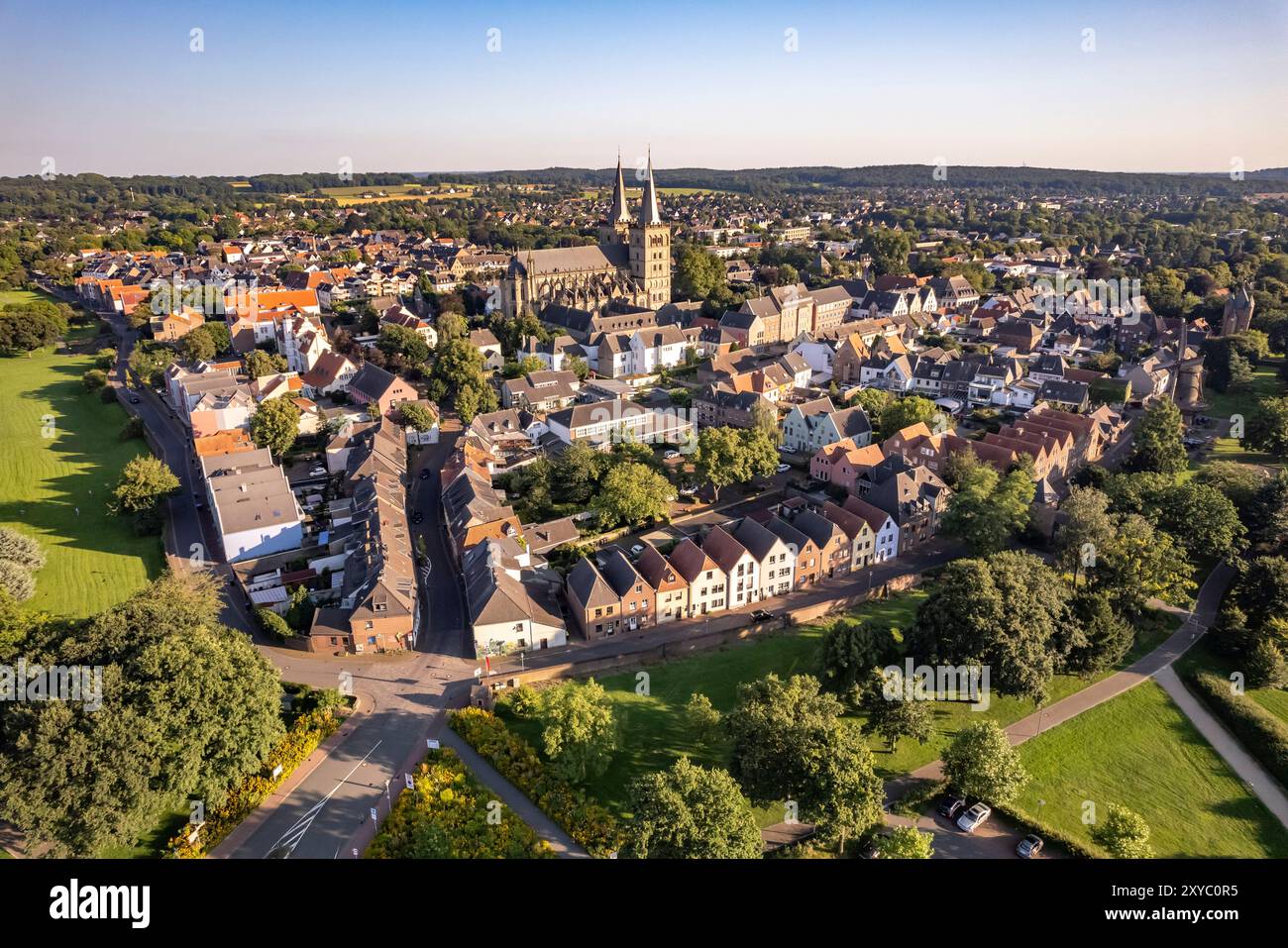 Die Altstadt mit St. Viktor in Xanten von oben gesehen, Niederrhein, Nordrhein-Westfalen, Deutschland, Europa | Altstadt Xanten mit St. Victor Cat Stockfoto