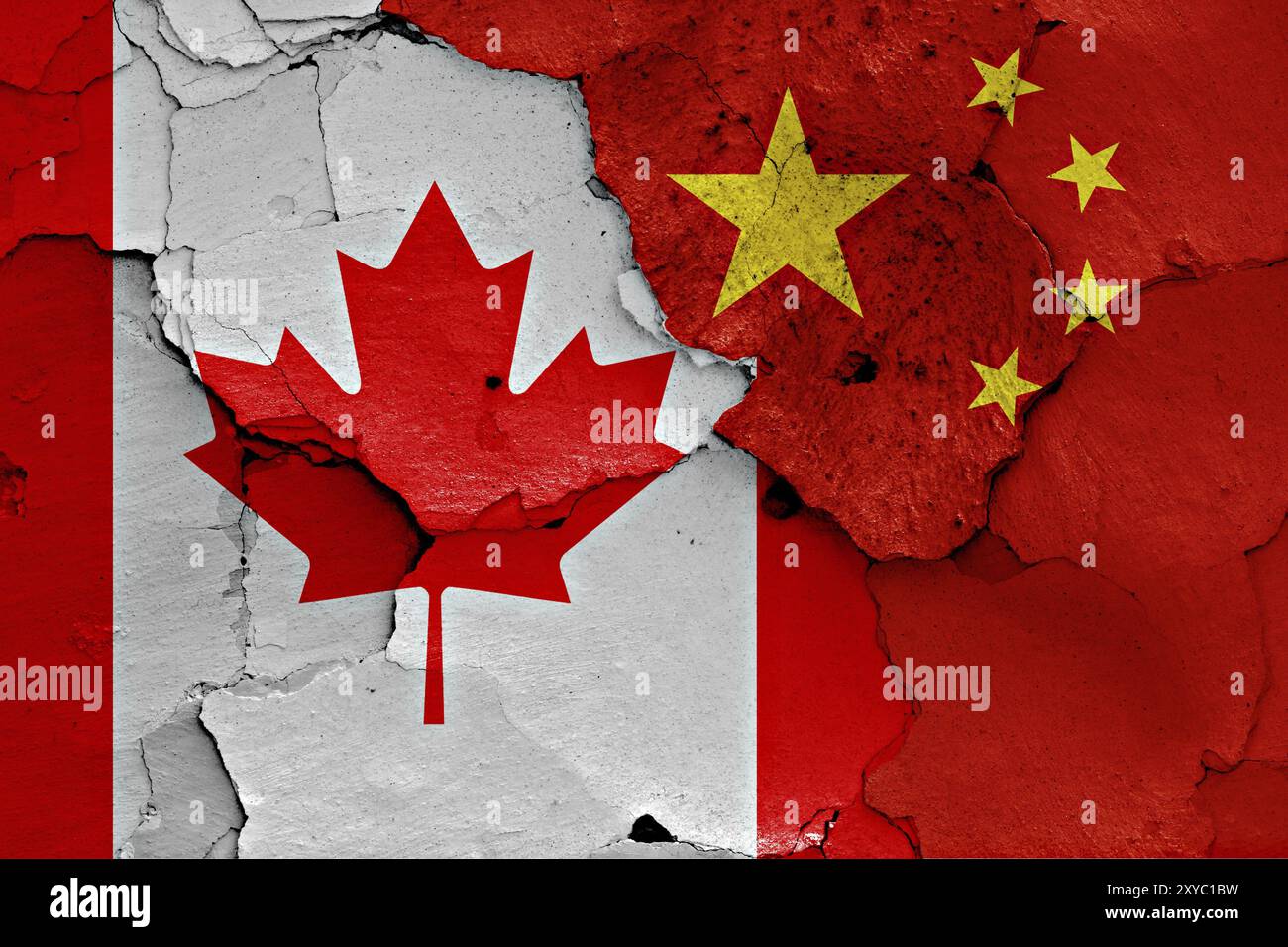 Flaggen von Kanada und China auf gerissene Wand gemalt Stockfoto