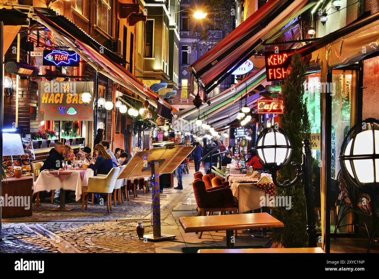 ISTANBUL, TÜRKEI, 24. April 2017: Restaurants sind eine großartige touristische Attraktion und ein wichtiger Teil des Nachtlebens in der Nachbarschaft von Sultan Ahmed Mo Stockfoto