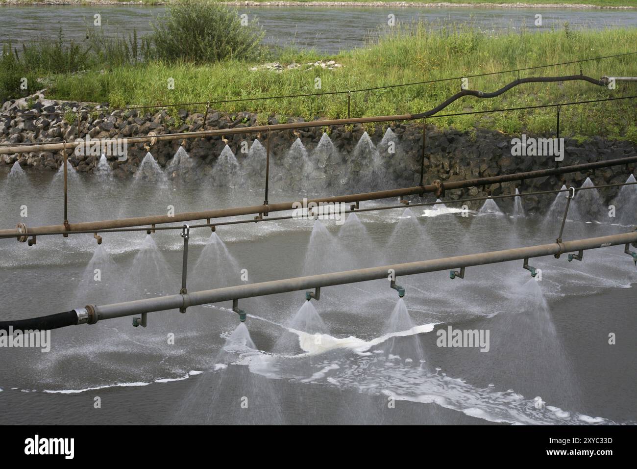 Spritzanlage im Kernkraftwerk Grohnde an der Weser. Dadurch wird der Schaum im Kühlwasser zerstört, das vor ihm abgelassen wird Stockfoto