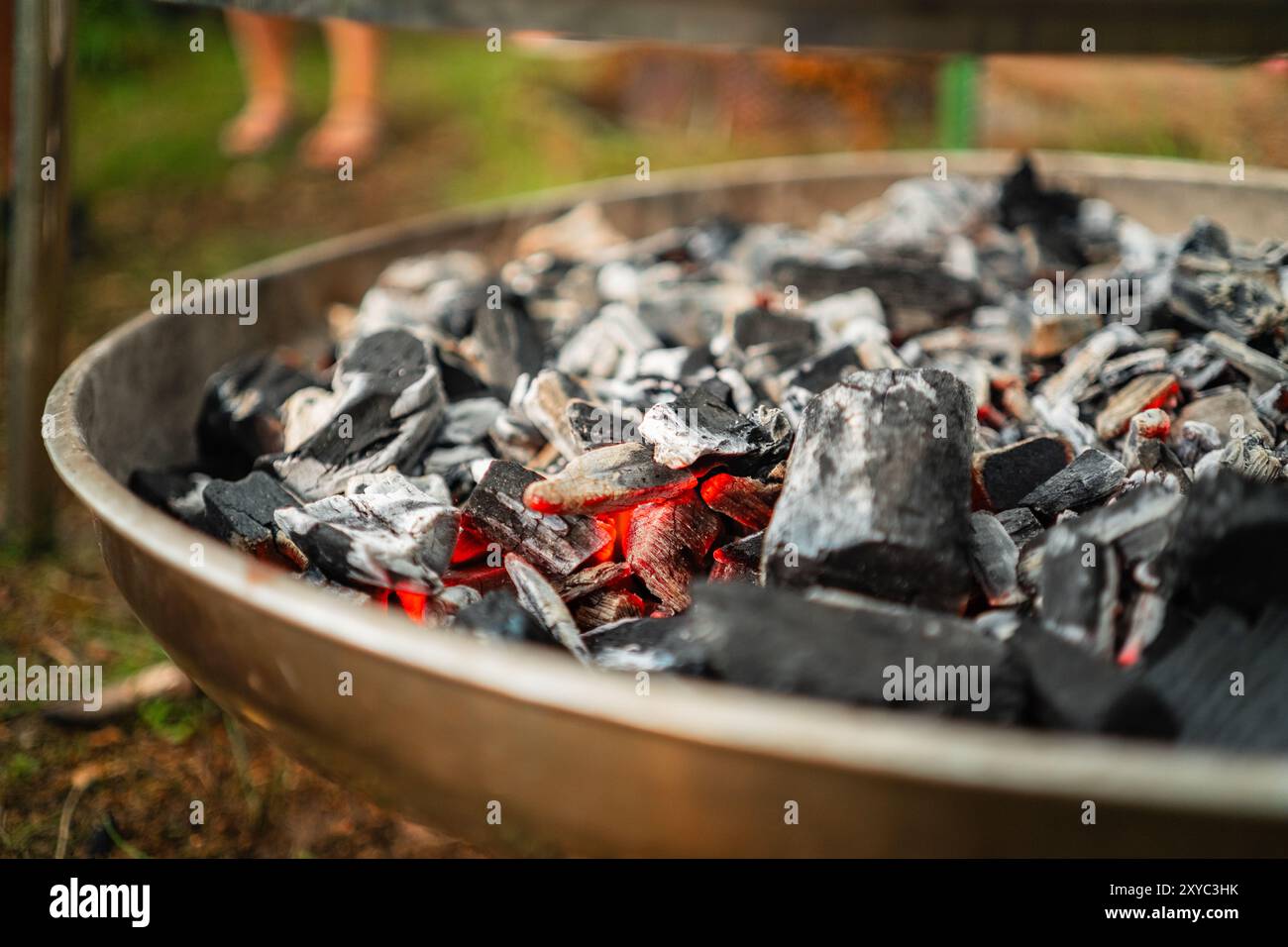 Glühende Holzkohle-Ember-Nahaufnahme, beheizt bis zum Grill Stockfoto
