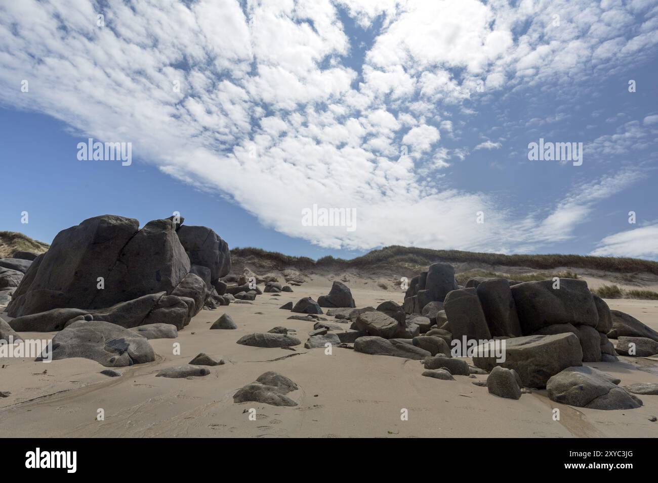 Steine am Strand auf der Kanalinsel Herm, Großbritannien Stockfoto