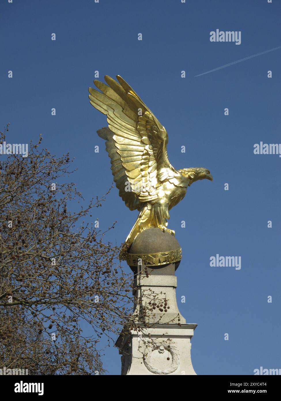 Das Royal Air Force Monument am Victoria Embankment in der Nähe von Westminster und den Houses of Parliament mit einem goldenen Adler auf einer Steinkugel Stockfoto