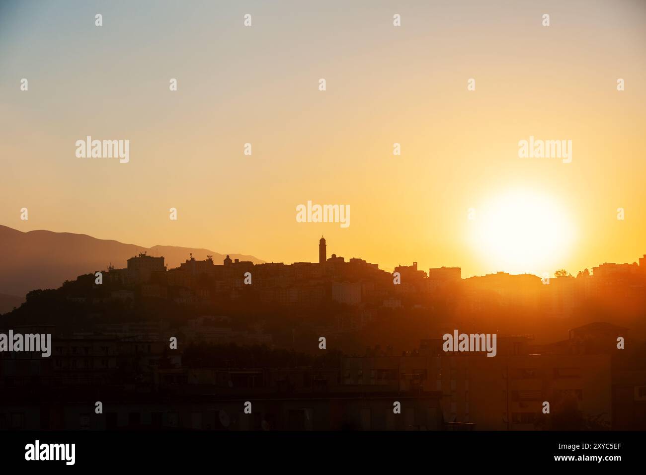 Frosinone, Italien, 11. Juli 2021: Sonnenaufgang im historischen Zentrum Stockfoto