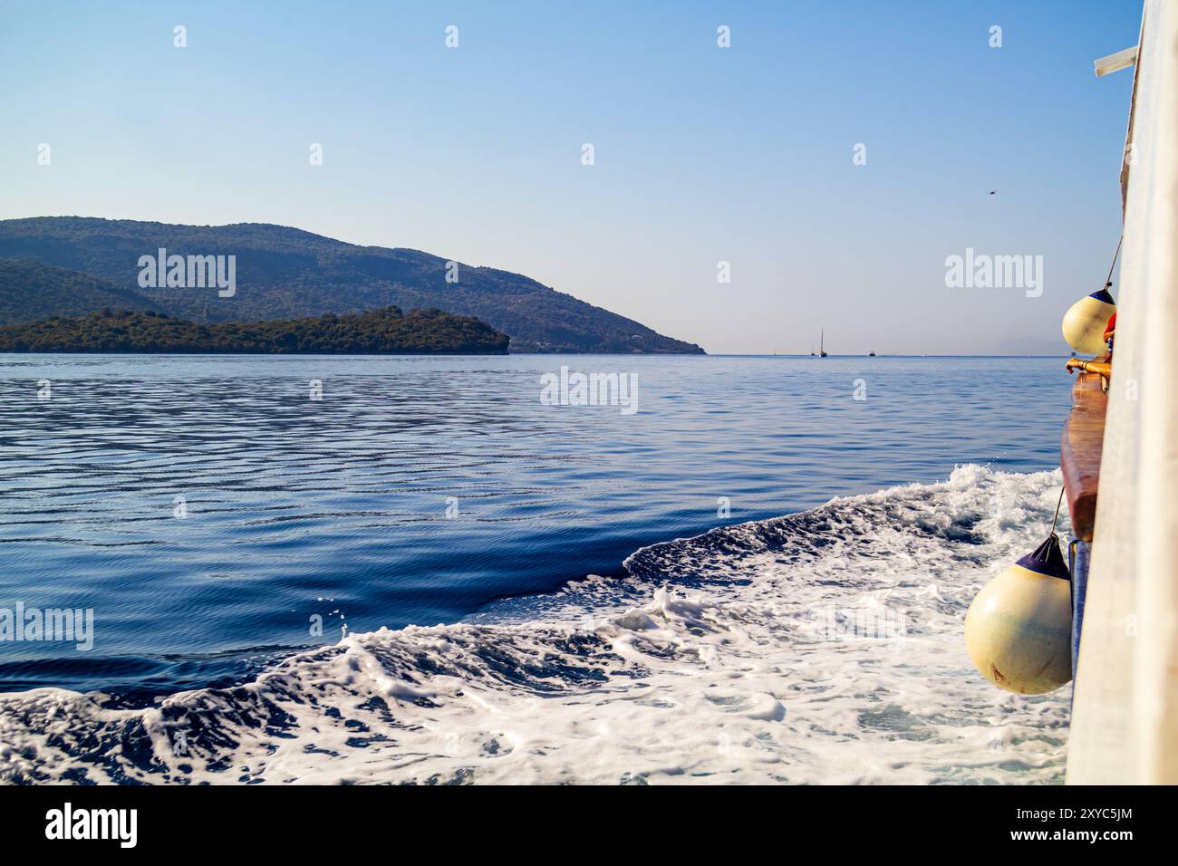 Bootsfahrt an der Küste Stockfoto