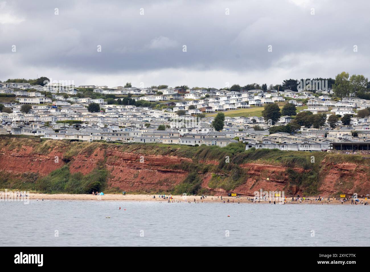 Allgemeiner Blick auf die Sanday Bay, die über 2000 Wohnwagen beherbergt, als Teil des Devon Cliffs Holiday Park in Devon, Großbritannien. Sandy Bay liegt in der Nähe des Sterns Stockfoto