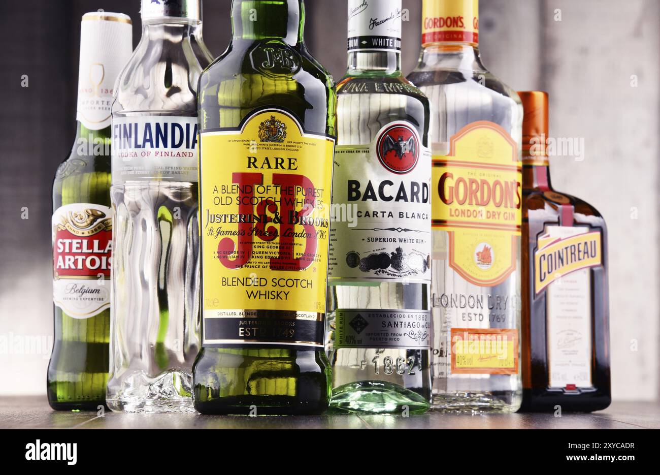 POSEN, POLEN, 17. MAI 2017: Weltweit konsumieren rund 2 Milliarden Menschen Alkohol, eine der am häufigsten verwendeten Freizeitdrogen der Welt, mit jährlichem Konsum Stockfoto