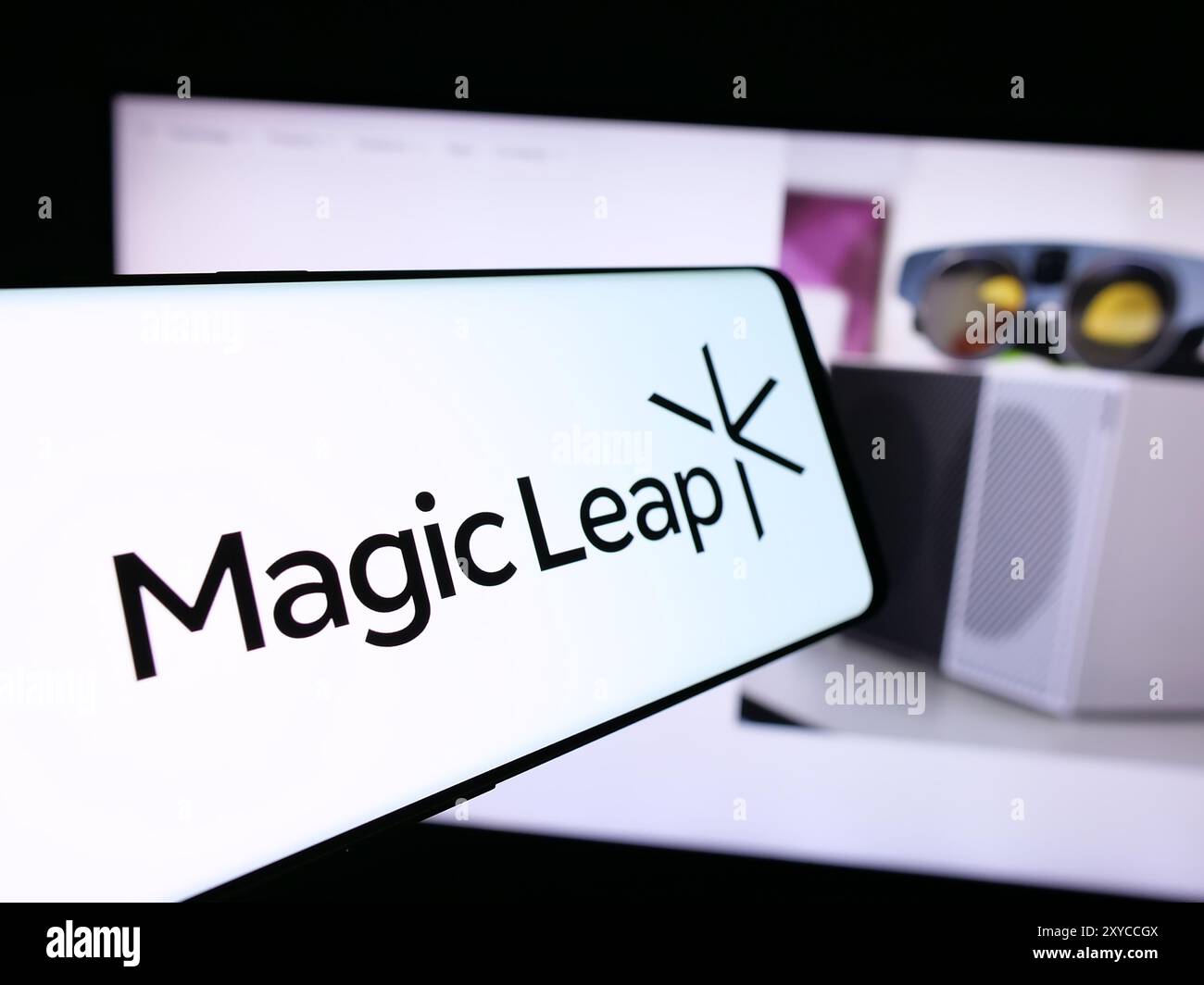 Mobiltelefon mit Logo der amerikanischen Augmented-Reality-Displayfirma Magic Leap Inc. Vor der Website. Konzentrieren Sie sich auf die Mitte des Telefondisplays. Stockfoto