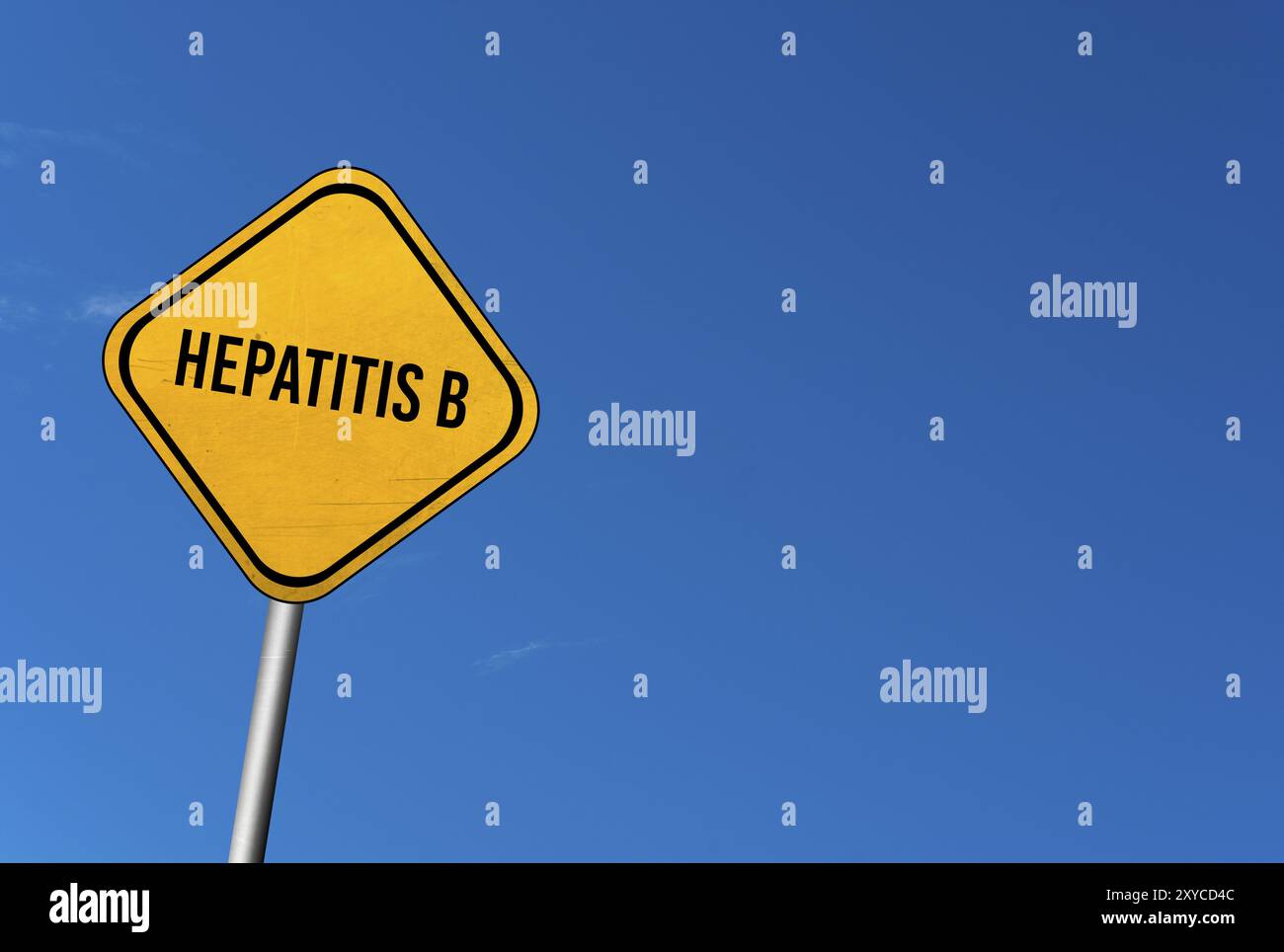 Hepatitis B, gelbes Zeichen mit blauem Himmel Stockfoto