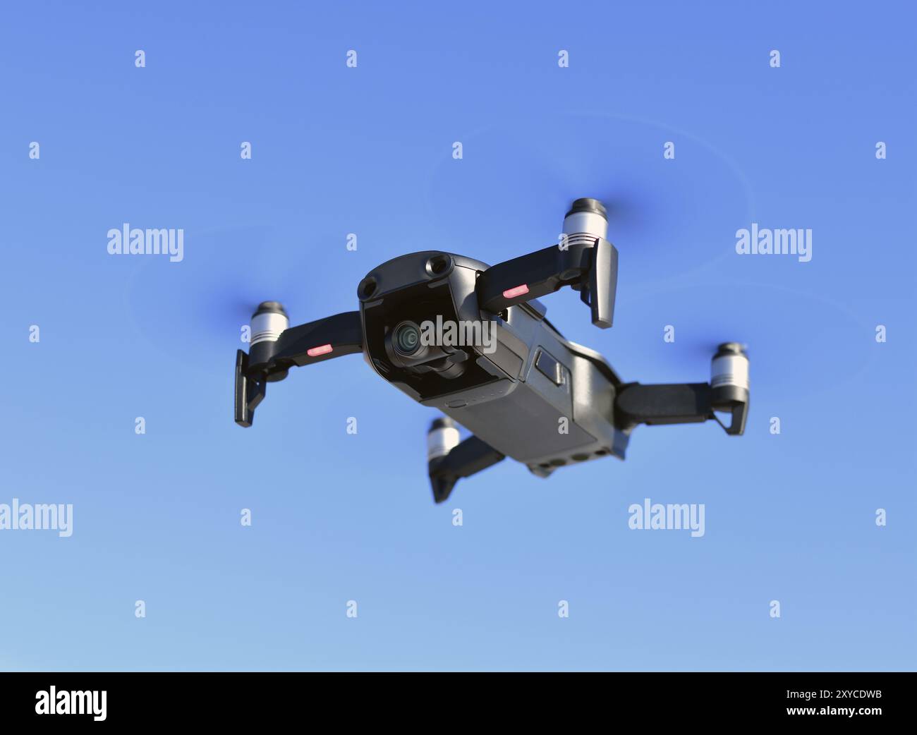 Schwarzes unbemanntes Luftfahrzeug mit einer Kamera gegen den blauen Himmel Stockfoto