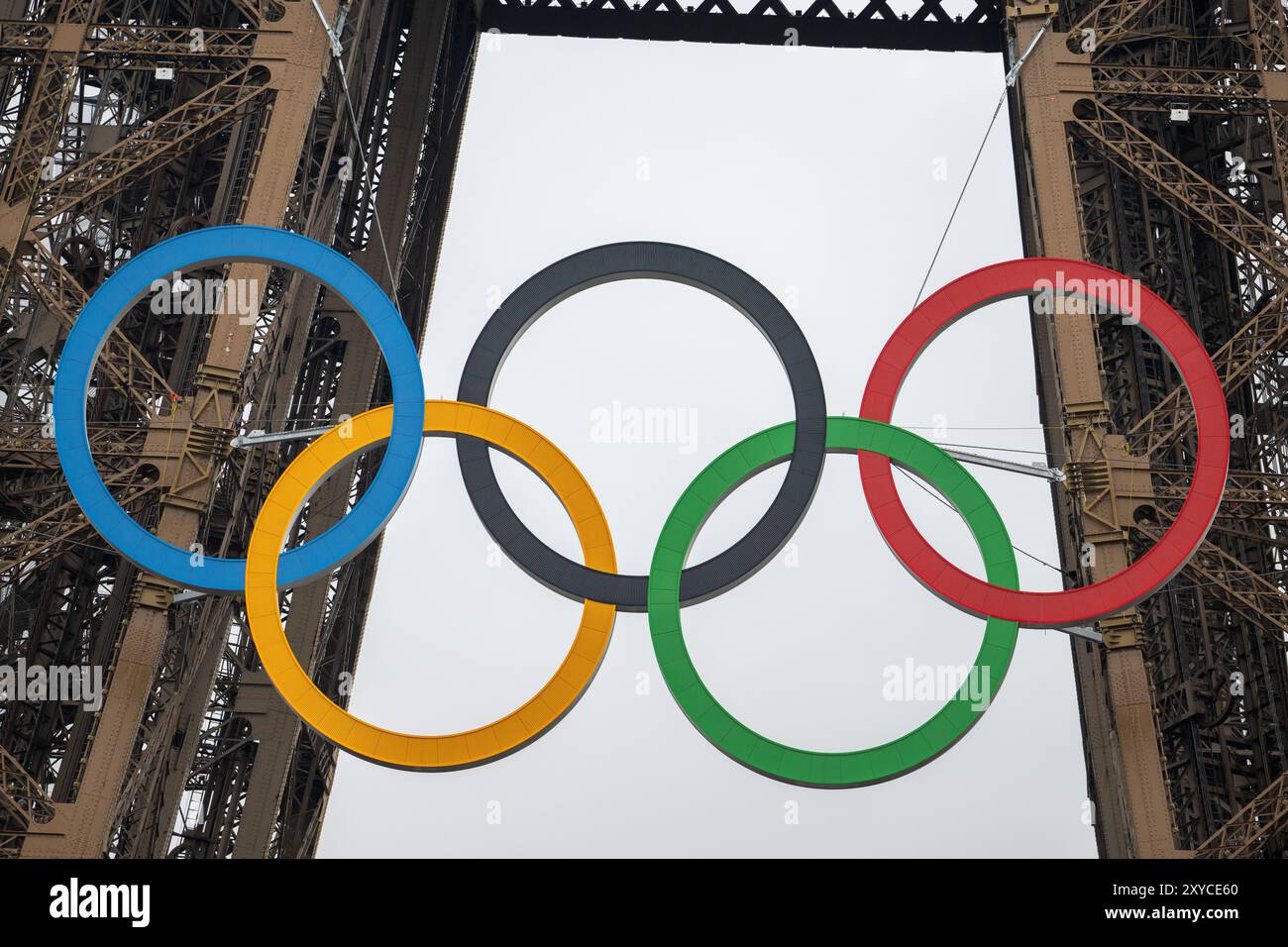 PARIS, FRANKREICH-26. Juli 2024: Eine detaillierte Ansicht des Eiffelturms mit den Olympischen Ringen während der Eröffnungszeremonie der Olympischen Spiele Pari Stockfoto