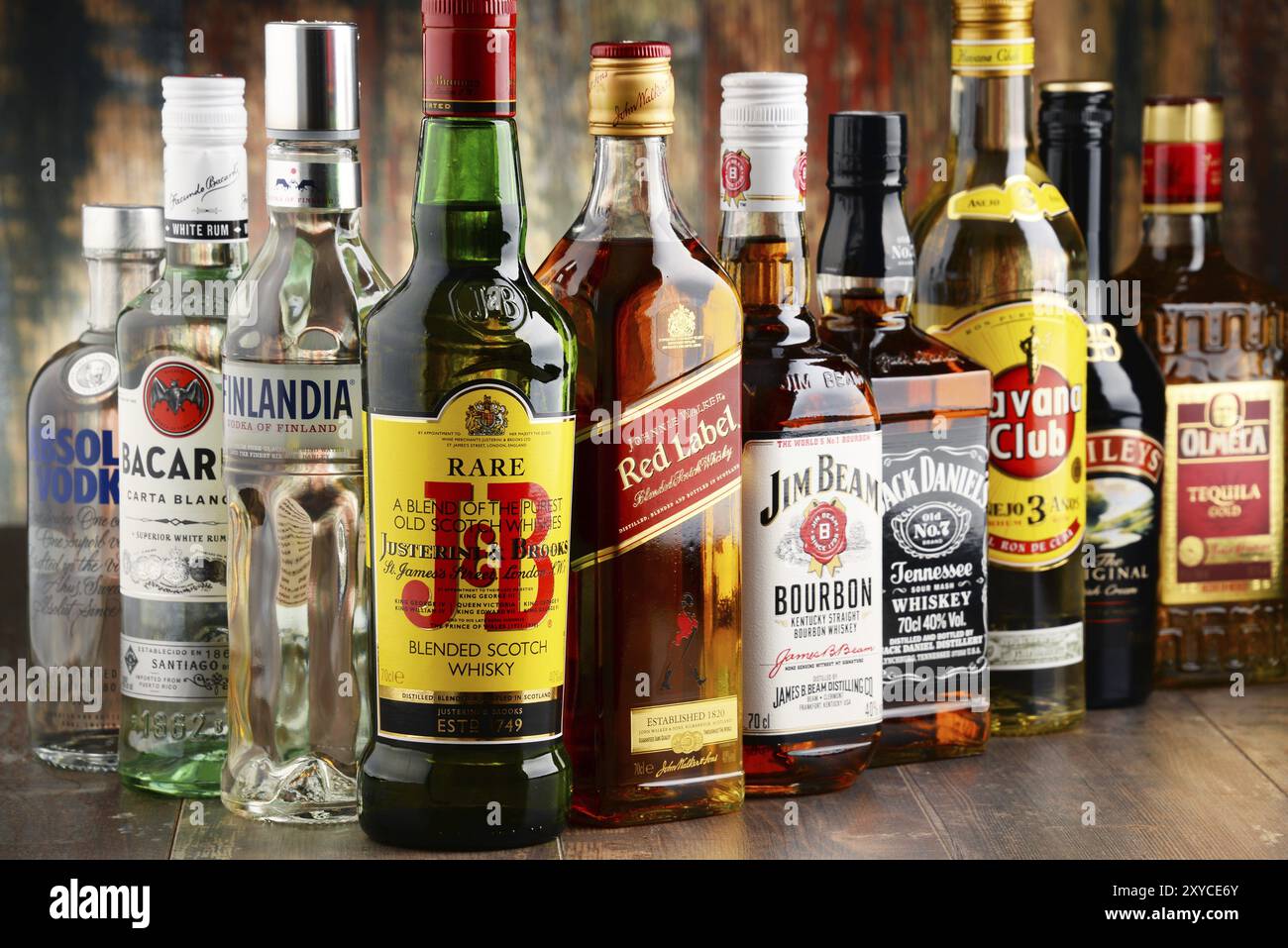 Weltweit konsumieren rund 2 Milliarden Menschen Alkohol, eine der am häufigsten verwendeten Freizeitdrogen der Welt, mit einem jährlichen Verbrauch von über 6 Litern reinen Alkohols Stockfoto