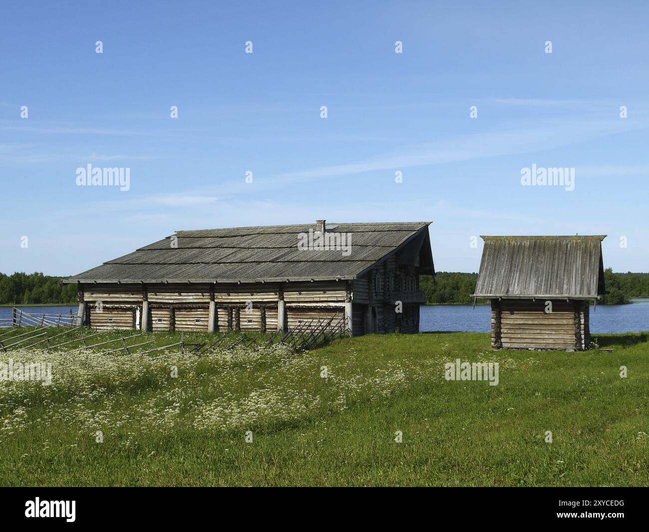 Altes Bauernhaus auf der Insel Kizhi im See Onega, Karelien. Altes Bauernhaus in karelien, russland Stockfoto