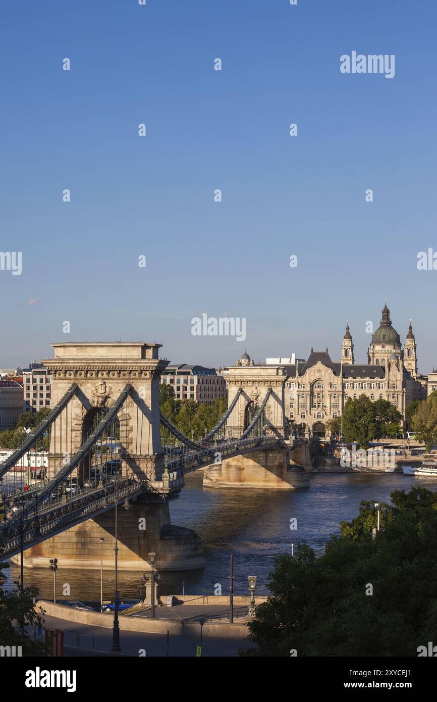 Kettenbrücke (Szechenyi lanchid) auf der Donau in Budapest, Ungarn, Europa Stockfoto