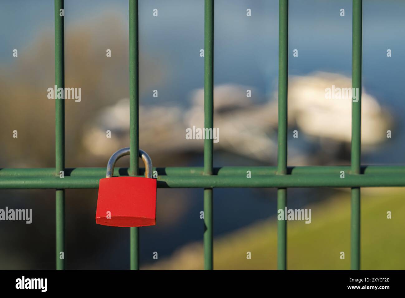 Love Lock und Raster der Hubbrücke Walsum in Duisburg, Nordrhein-Westfalen, Deutschland, mit einigen verschwommenen Booten im Hintergrund, Europa Stockfoto