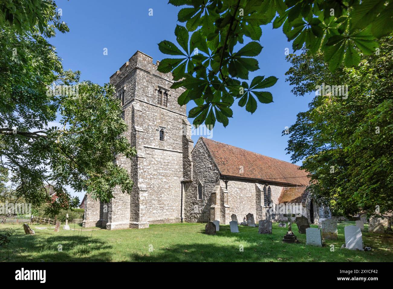 Der Friedhof von St. Peter & St. Paul's Church, Newchurch, Romney Marsh, Kent. Stockfoto