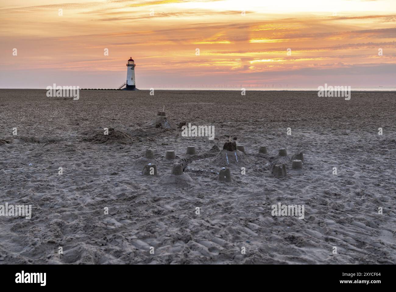 Sandburgen am Strand, mit Abend Wolken und der Ayr Leuchtturm im Hintergrund, in der Nähe der Talacre, Flintshire, Wales, Großbritannien Stockfoto
