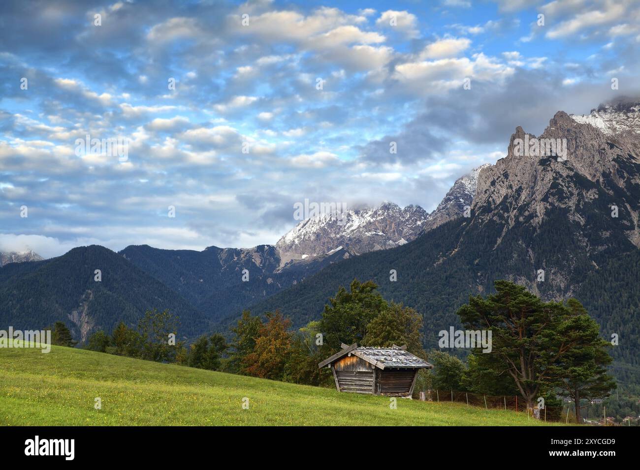 Almhütte und Karwendelgebirge bei Mittenwald, Deutschland, Europa Stockfoto