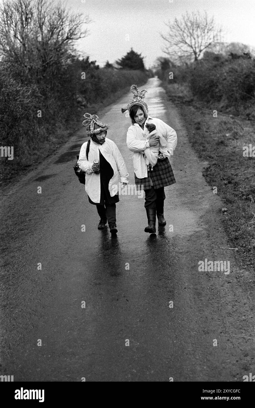 Irland 1970er Jahre, zwei Biddy Boys Bruder und Schwester kleideten sich und feierten auf traditionelle Weise die keltische Saint Brigit oder Brigid, die eine Göttin des vorchristlichen Irlands war. Der 1. Februar ist ihr Heiligentag. Sie laufen von einem Landhaus zum anderen. Killorglin, County Kerry, Eire, Südirien Februar 1972 Eire HOMER SYKES Stockfoto